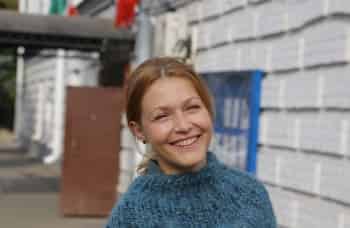 Девушка средних лет