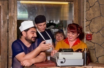 Две девицы на мели Кража идеи