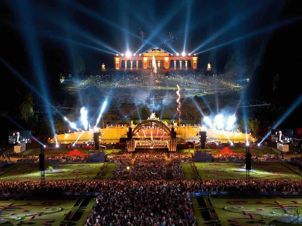 Концерт в парке дворца Шёнбрунн Юджа Ванг, Густаво Дудамель и Венский филармонический оркестр