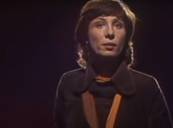 Поет Елена Камбурова